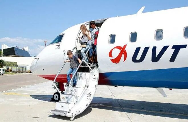 Fichier:UVT Aero (Hockey Club Neftyanik Almetyevsk livery), VQ-BOJ, Bombardier C