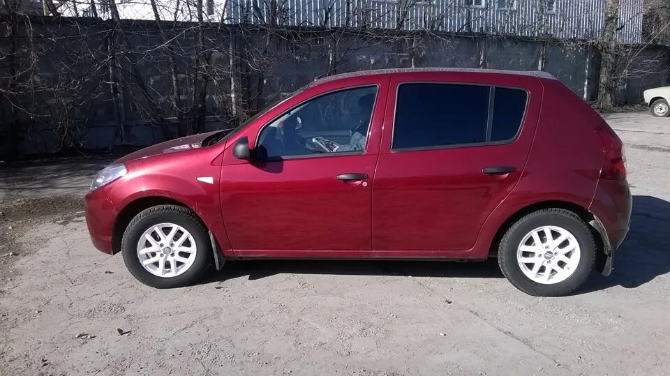 16 радиус дисков на рено сандеро. Рено сандеро 14. renault sandero r16. рено сандеро 2014 красный. диски renault sandero r14.