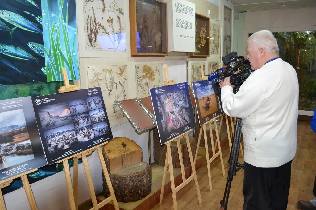 На фото выставке представлено. Фотовыставка. Выставка фотографа. Выставка в краеведческом музее Курск. Фотовыставка «самая красивая Страна» в детском саду.