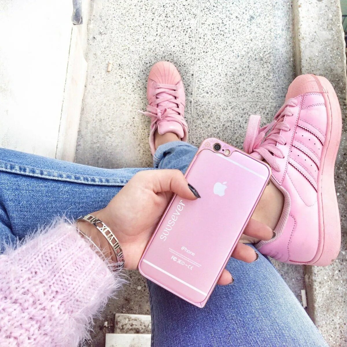 Розовый телефон фото. Эстетика розового. Эстетика розового цвета. Девушка с розовым айфоном. Модные девушки с айфонами.