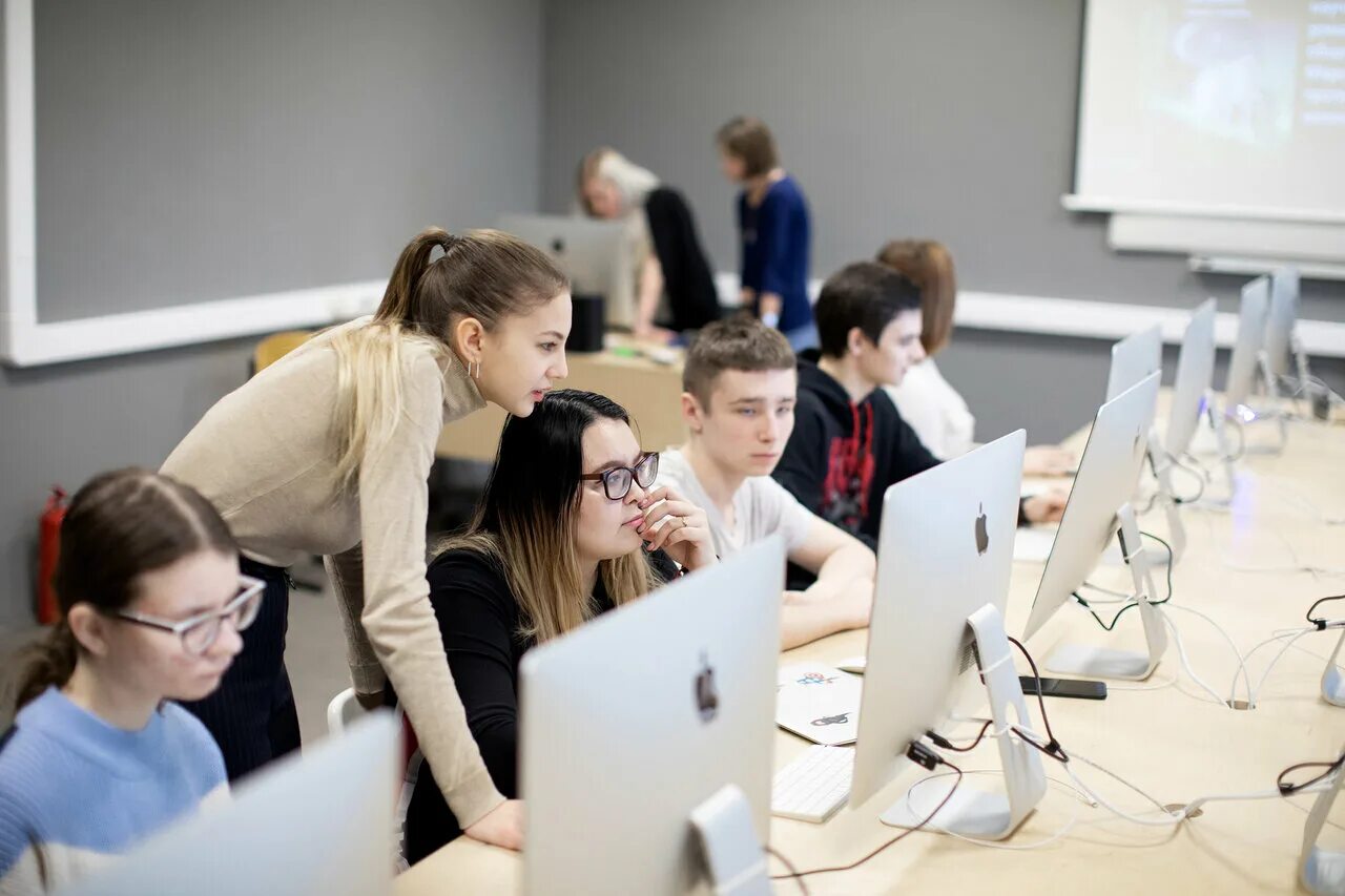 студенты в вузе. школьники подростки. дети в школе. ученики в школе. школьное счастье.