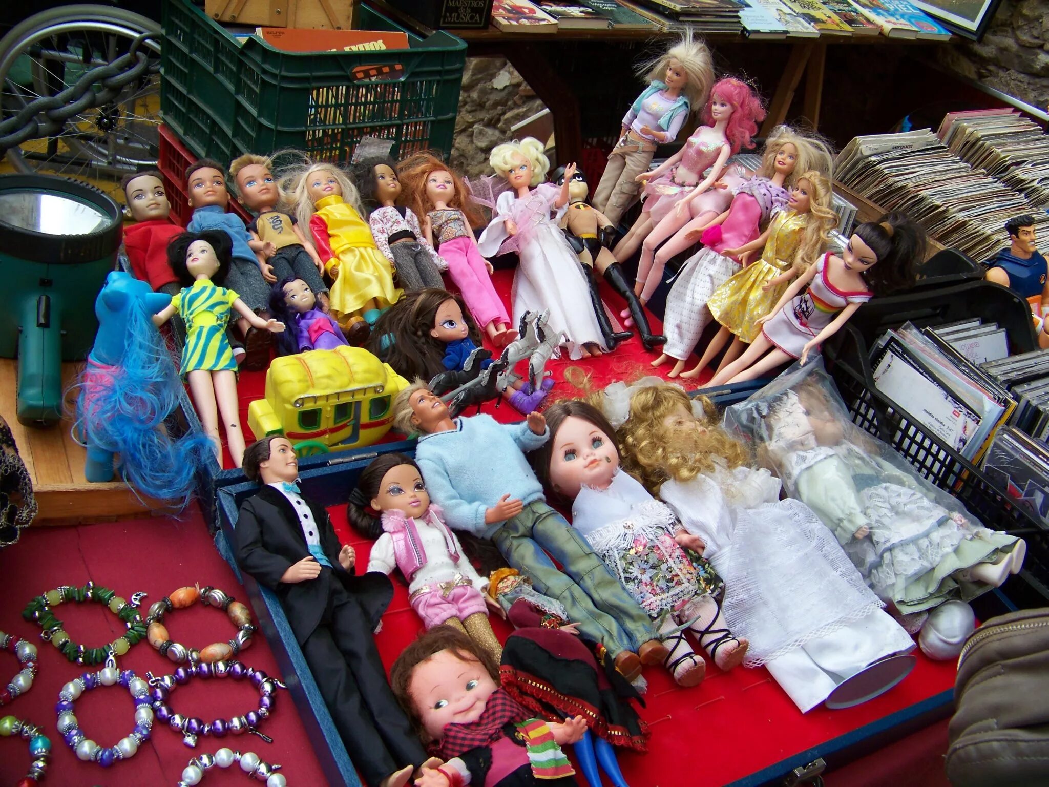Новоподрезково блошиный рынок куклы. Куклы на блошином рынке. Игрушки с барахолки. Куклы на блошином рынке на Удельной.
