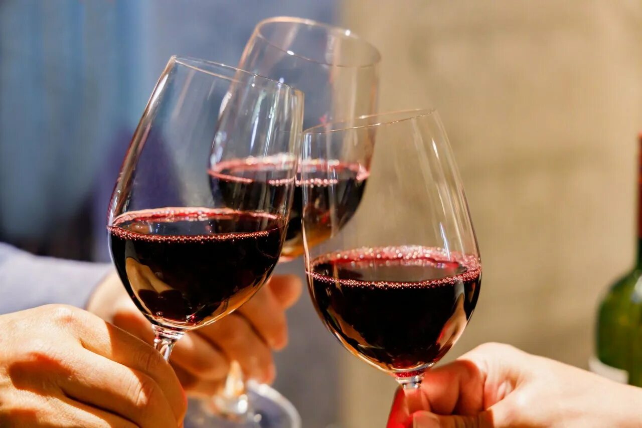 Вино красивые фото. Красное вино. Бокал вина. Три бокала вина. Бокал красного вина.