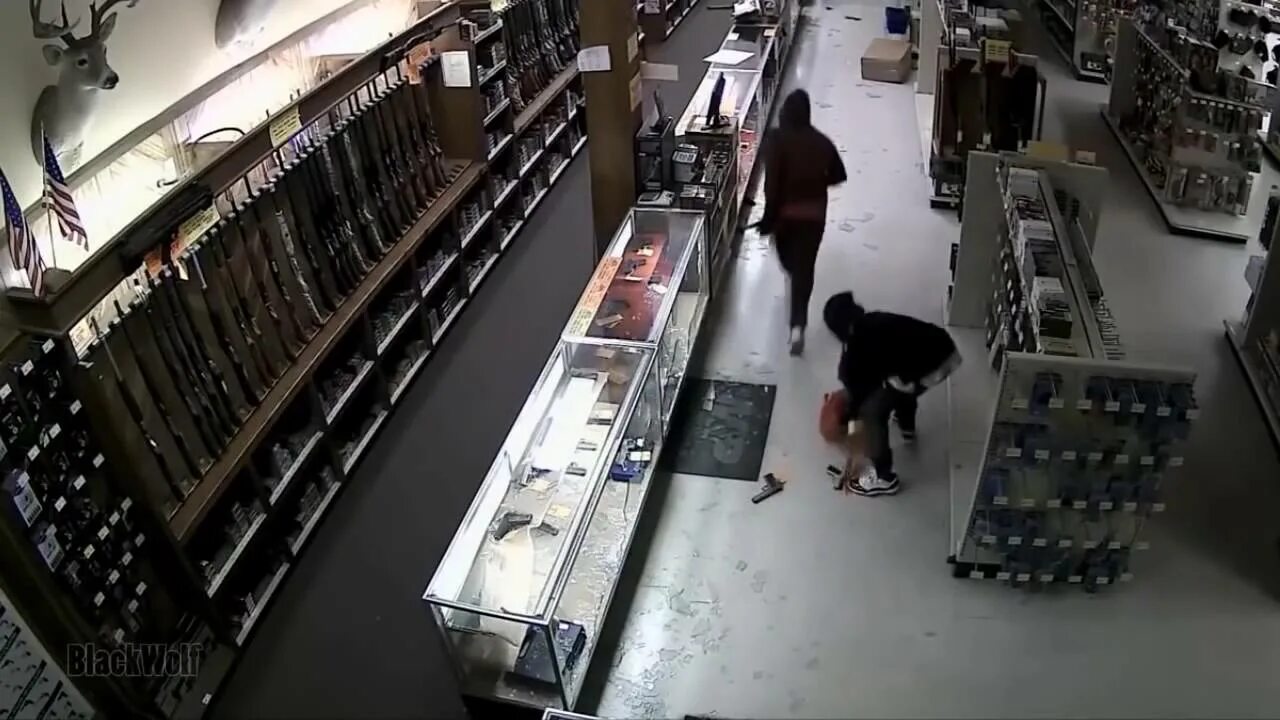 Ограбленный торговец. Грабят магазин. ограбление магазина. самые крупные ограбления в мире. ограбленный магазин.