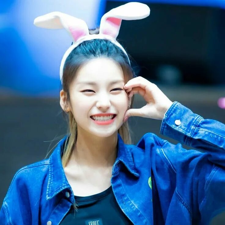 Хван йеджи. Itzy хван йе джи. Itzy хван йе джи. Йеджи itzy локо. Йёджи itzy.