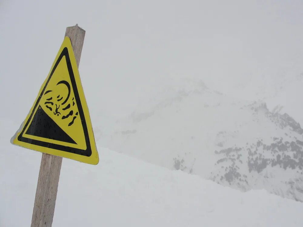 При спуске с горы нужно. Знак опасный спуск с горы. Знак предупреждающий об опасности при спуске с горы. Условное обозначение об опасности при спуске с гор. Знак спуск с горы.