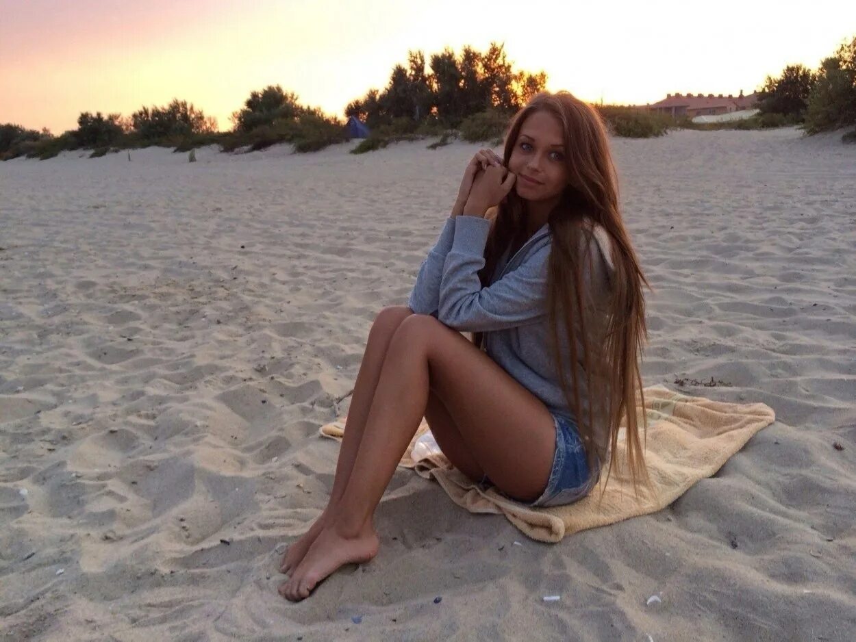 Арина ковалева. Мия бойко ноги. Красивые женские ноги. Лера граубергер. Ноги девушек 20 лет.