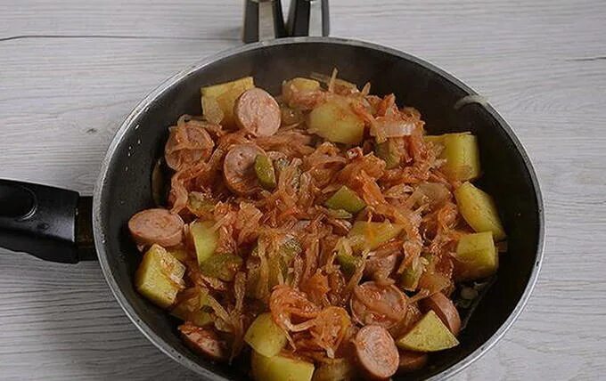 Солянка с картошкой и капустой на сковороде