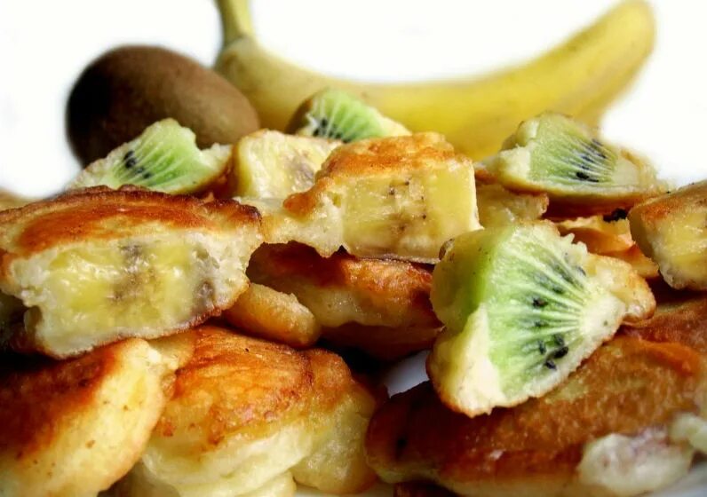 бананы в тесте. бананы в кляре. банан с шоколадом в слоеном тесте. жареные бананы в кляре. бананы в слоеном тесте.