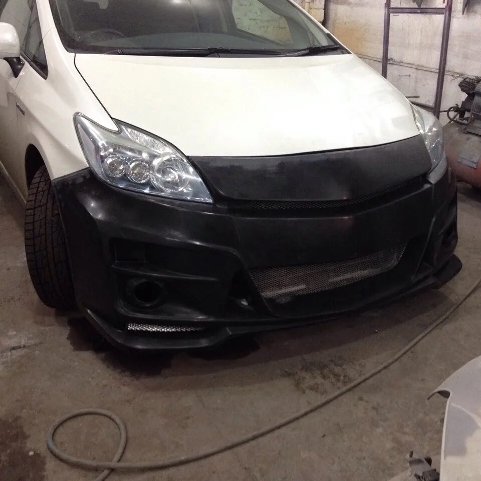 Бампер приус 30 купить. Toyota Prius 30 бампер. Prius 30 передний бампер. Приус 30 весит бампер.. Бампер передний Прюс 30.