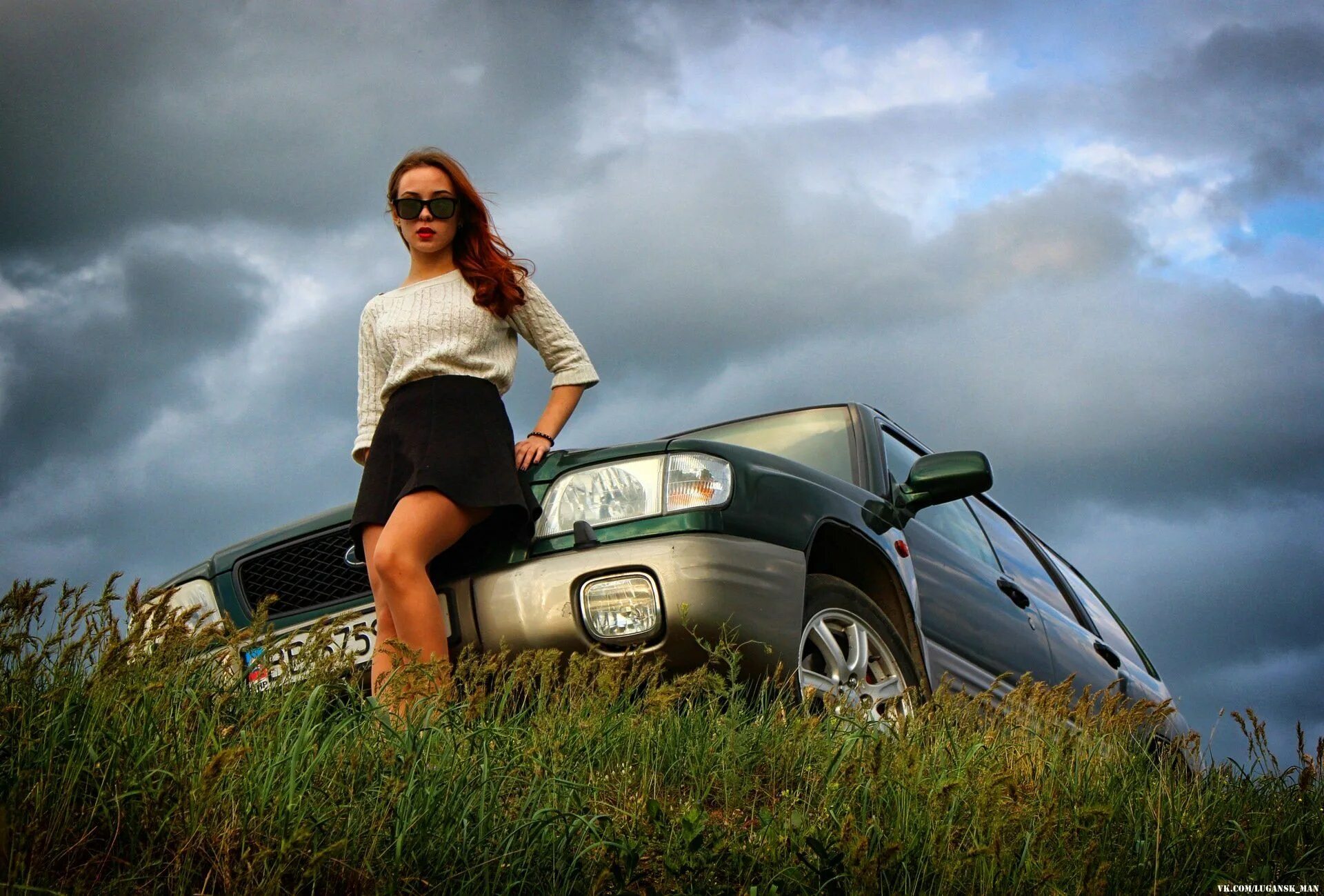 Фото около машины. Девушка рядом с машиной. Фотосессия около машины природа. Голые на природе возле машины. Фон для фотошопа возле машины.