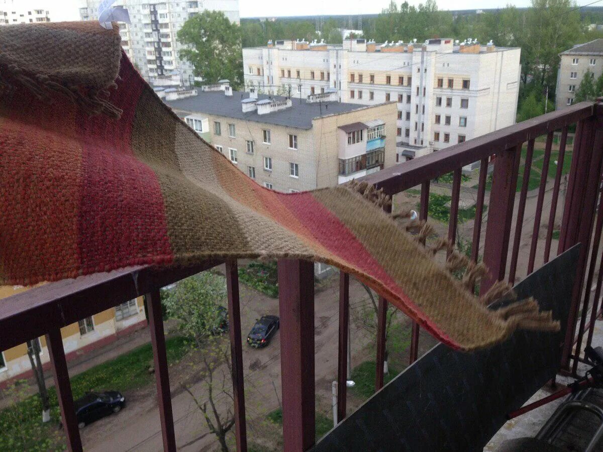 Можно ли вытряхивать с балкона. Вытряхивать с балкона. коврик на балкон. вытряхивание половика с балкона. вытряхивать ковры из окна.