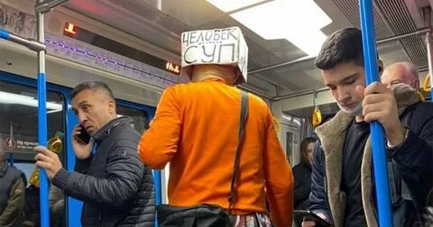 А люди стоят с букетами в метро