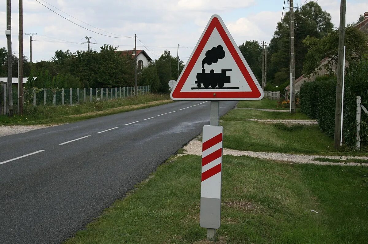 Дорожные знаки фотографии. Дорожные знаки. Знаки на дороге. Дорожный знак 1.1. Дорожные знаки для железной дороги.