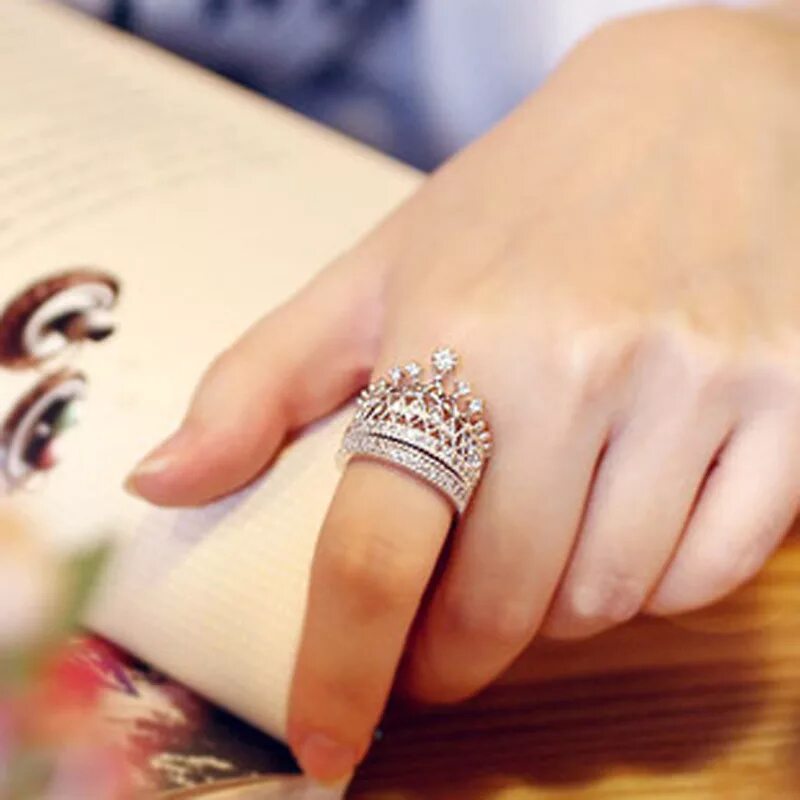 кольцо на пальце. фаланговые кольца тренд 2022. на указательном пальце носят кольца женщины. на указательном пальце носят кольца женщины. колечко на указательный палец.