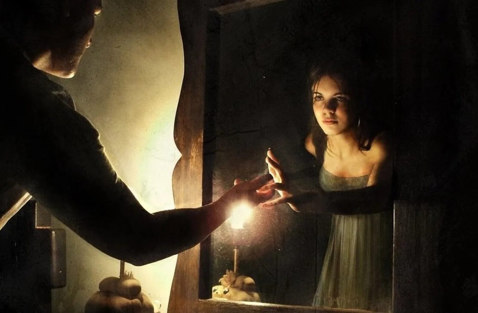 Гадания разрыв. Отражение ведьмы в зеркале. Девушки гадают. Зеркало мистика. Отражение в зеркале магия.