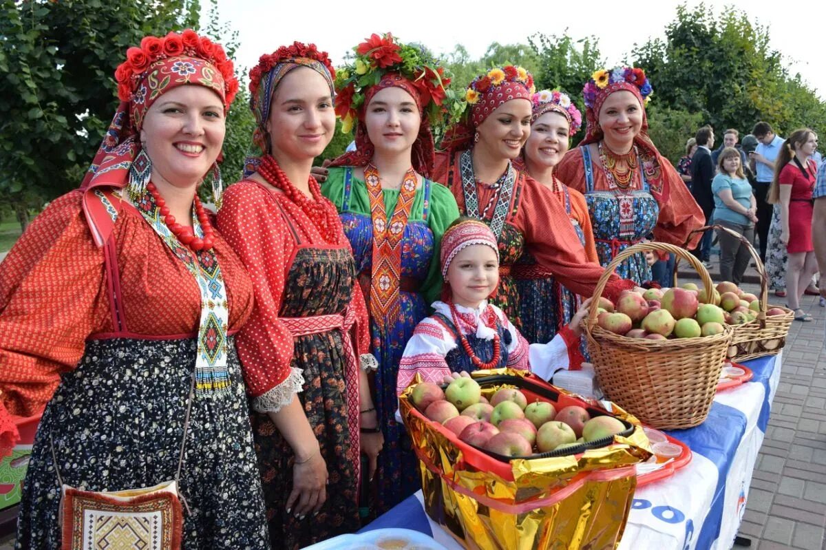 13 19 августа. Яблочный спас у мордвы. Яблочный спас празднование. Яблочный спас гуляния. Русские народные праздники яблочный спас.