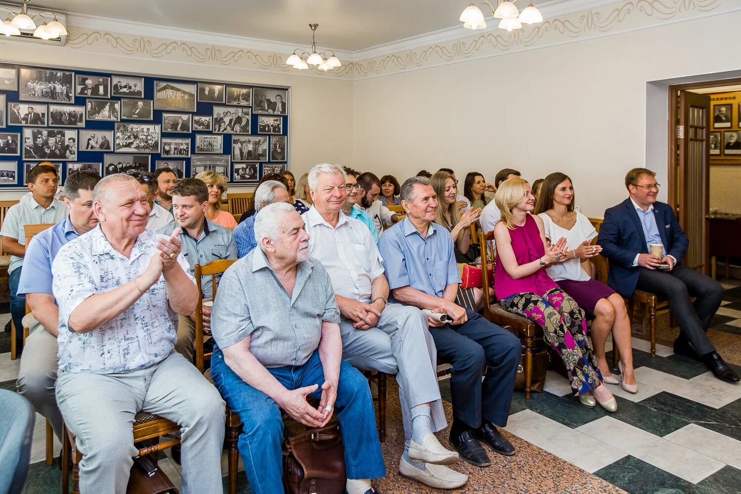 Федеральная палата адвокатов рф. Адвокатская палата курской. Президент адвокатской палаты курской области сауткин пётр егорович. Юрист железногорск курская область. Федеральная палата адвокатов логотип.