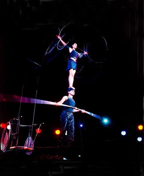 канатоходец эквилибрист. жонглирование на канате 14. цирк арена канатоходцы. воздушные гимнасты на канате. канатоходец в цирке.