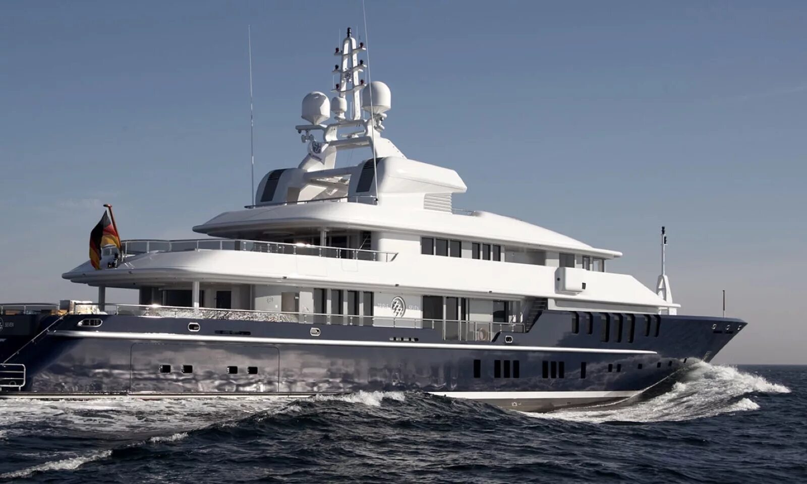 Шикарная яхта в море. Yacht carrier. Красивые яхты. Яхта. Транспортировка яхты.