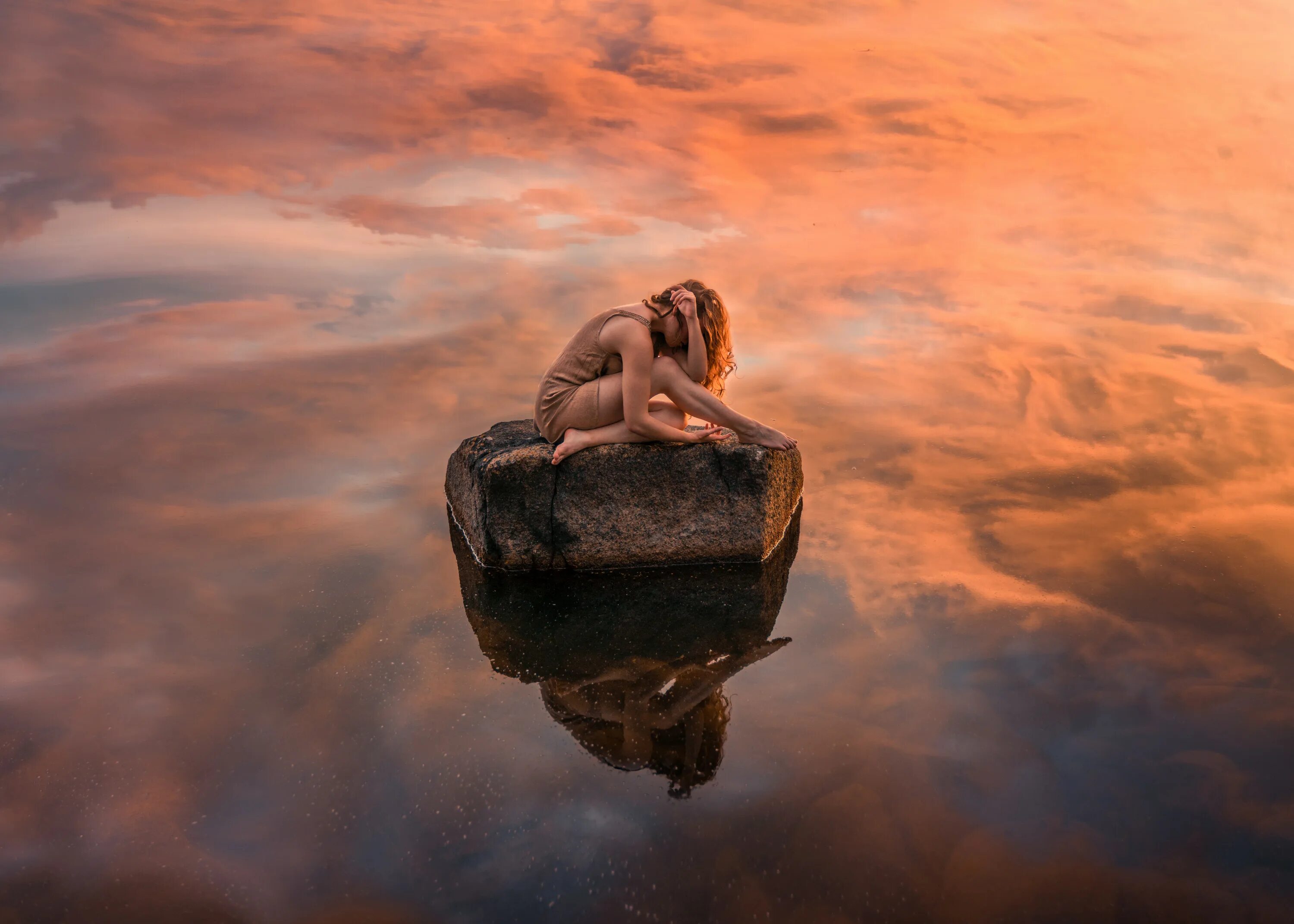 Отражение человека. Лиззи Гадд. Фотограф Lizzy Gadd. Девушка сидит на Камне. Девушка сидит на Камне у моря.