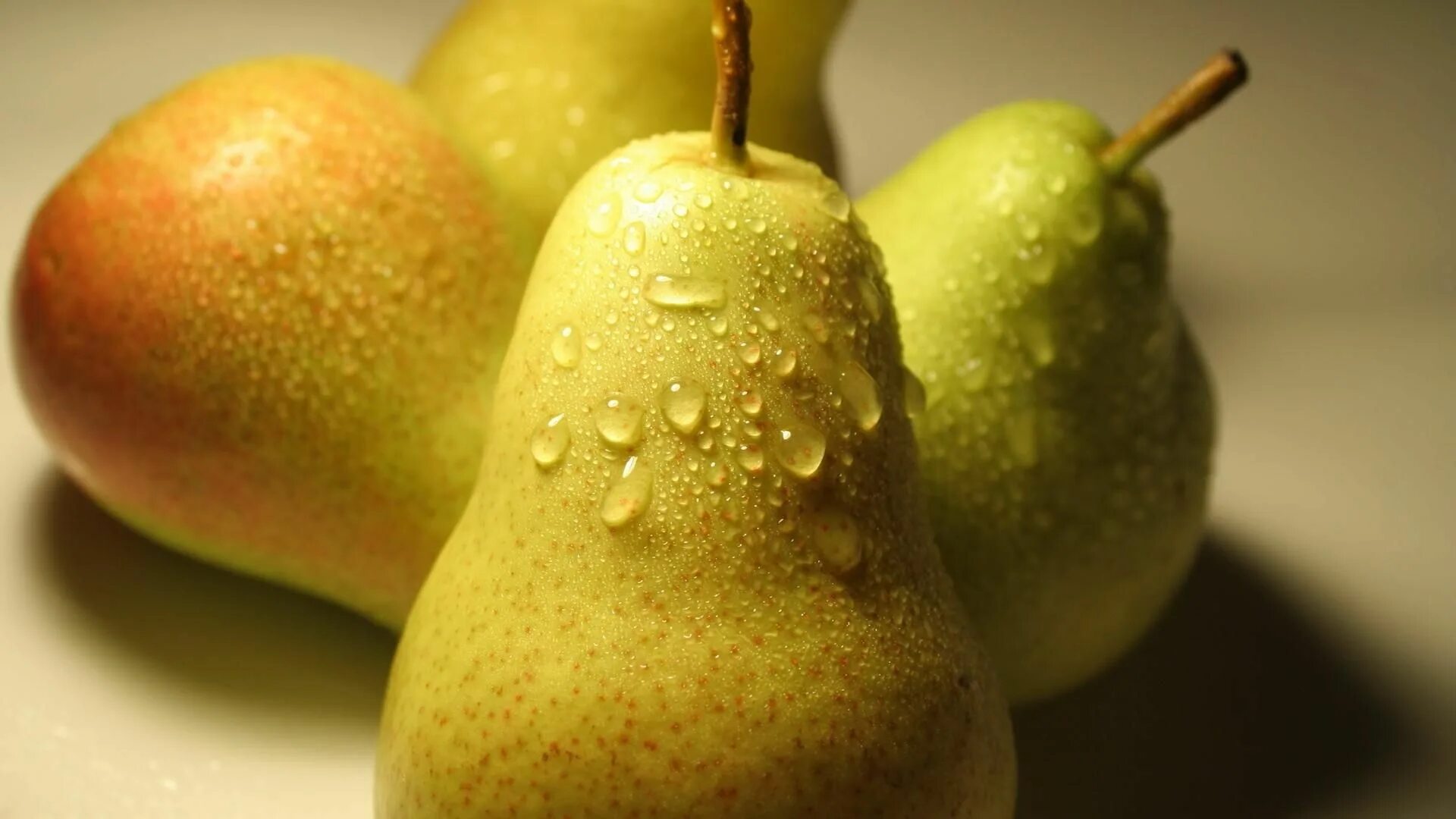 Pear water. Fresh pear груша. груша лесная. макро фрукты.