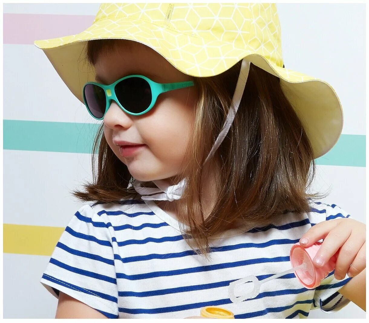 Vehla очки купить. Очки солнцезащитные детские модные. Ребенок в солнечных очках. Недорогие очки от солнца детские. Детские очки 1.2 года.