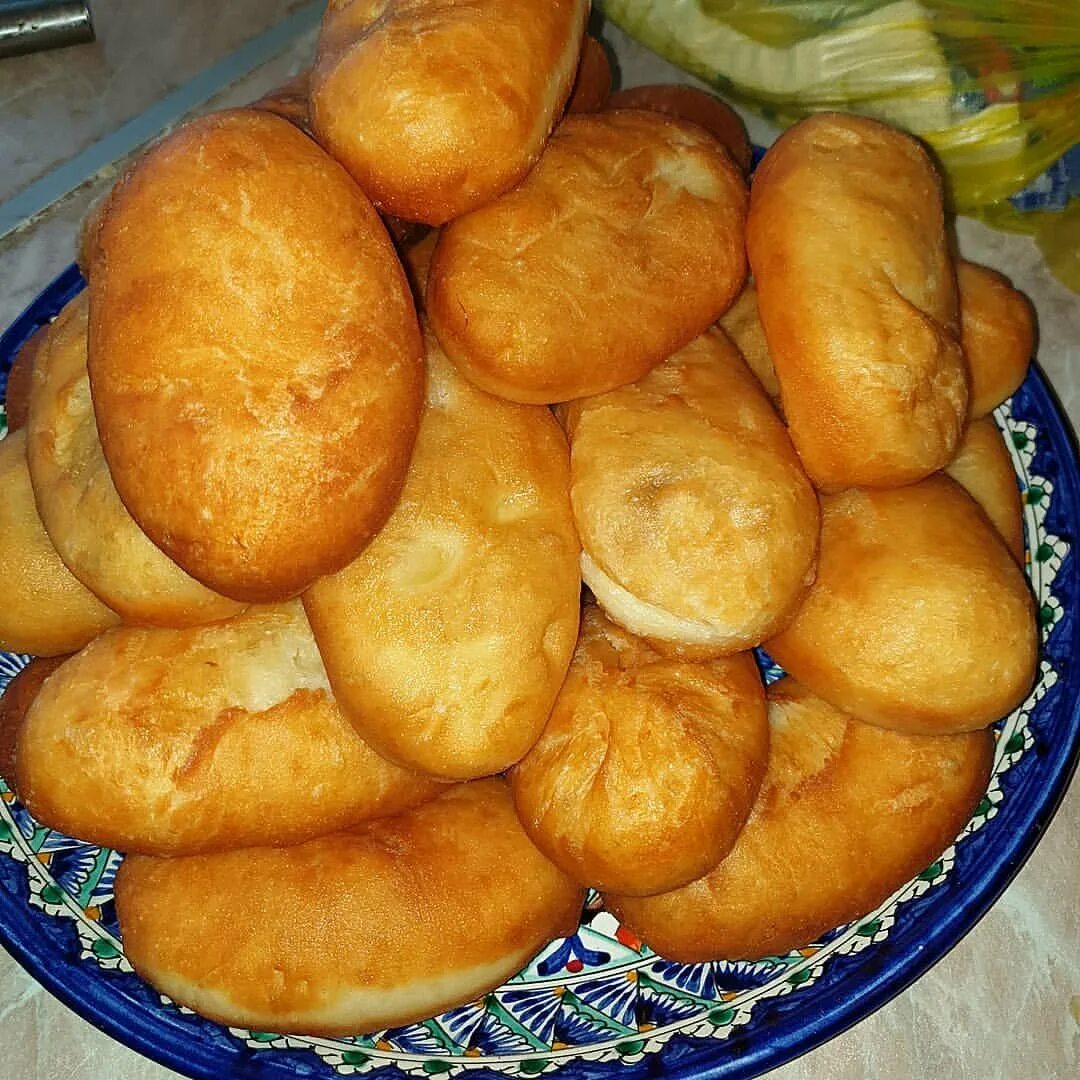 Дрожжевое тесто на сковороде что приготовить. Pirozhki s kartoshkoj. Пирожки с картошкой. Пирожки с картошкой жареные. Тесто для жареных пирожков.