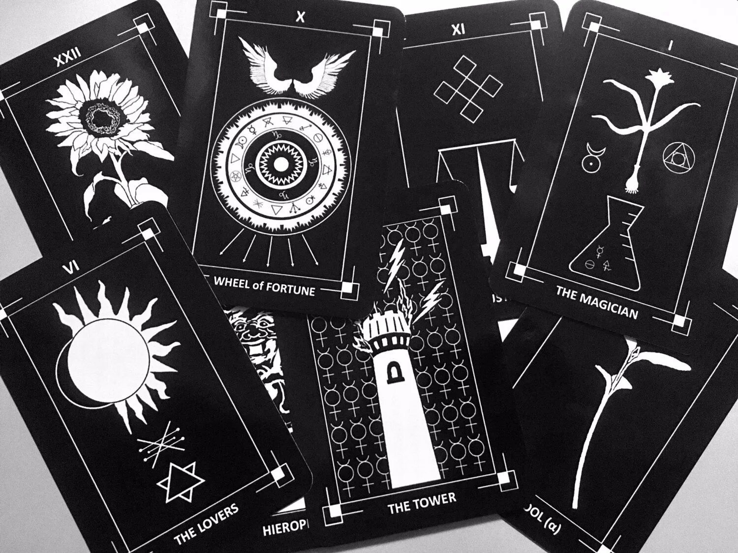 Черная карта что означает. Колода чёрное Таро Black Tarot. Tarot Cards черная колода Таро. Блэк Вайт колода Таро. Черно Золотая колода Таро.