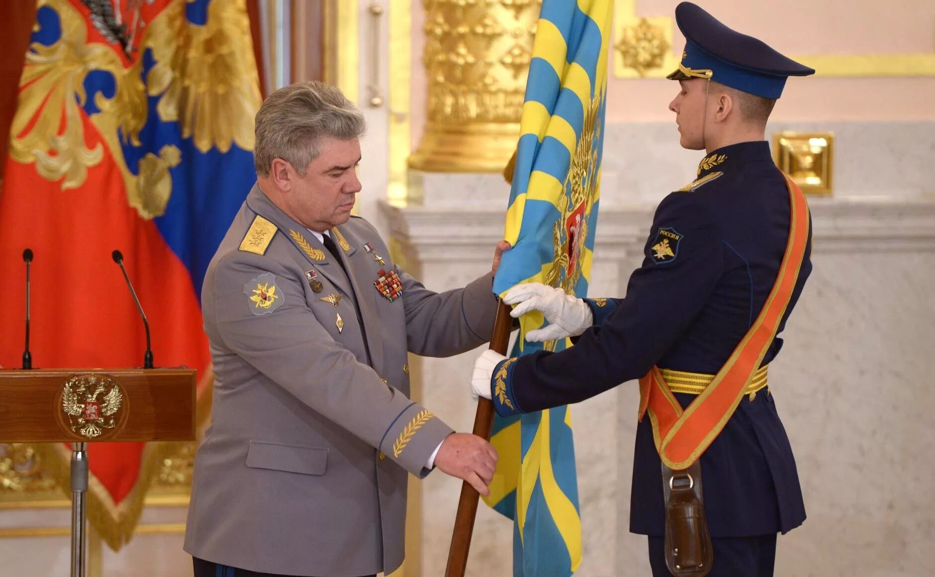 Главнокомандующий ВКС Бондарев. Генерал полковник Бондарев. Знамя ВКС Вооруженных сил Российской. Вручение боевого Знамени.