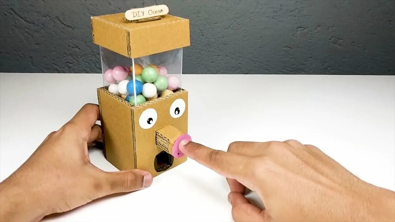 Автомат для жвачек из картона. Механизмы из подручных материалов. Игрушки для детей своими руками. Интересные штуки из картона.
