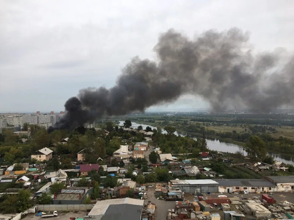 В сипайлово горит сейчас. Красноярск в дыму. Красноярск частный сектор дым. Пожар в Красноярске сейчас на левом берегу. Пожар в Красноярске сейчас на правом берегу.