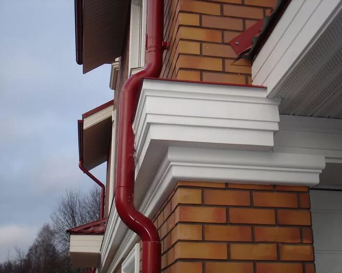 Приставной вентканал 150мм. Водосточная труба на фасаде. Газовая труба на фасаде дома. Вентканал приставной оцинкованный газ. Водосточная труба на доме.