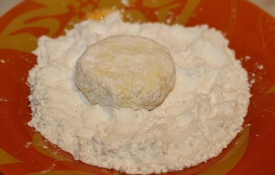 Обваливать ли сырники в муке. Обвалять в муке. котлета обвалена в муке. приготовление сырников фото с руками в муке. 13 обвалять в муке.