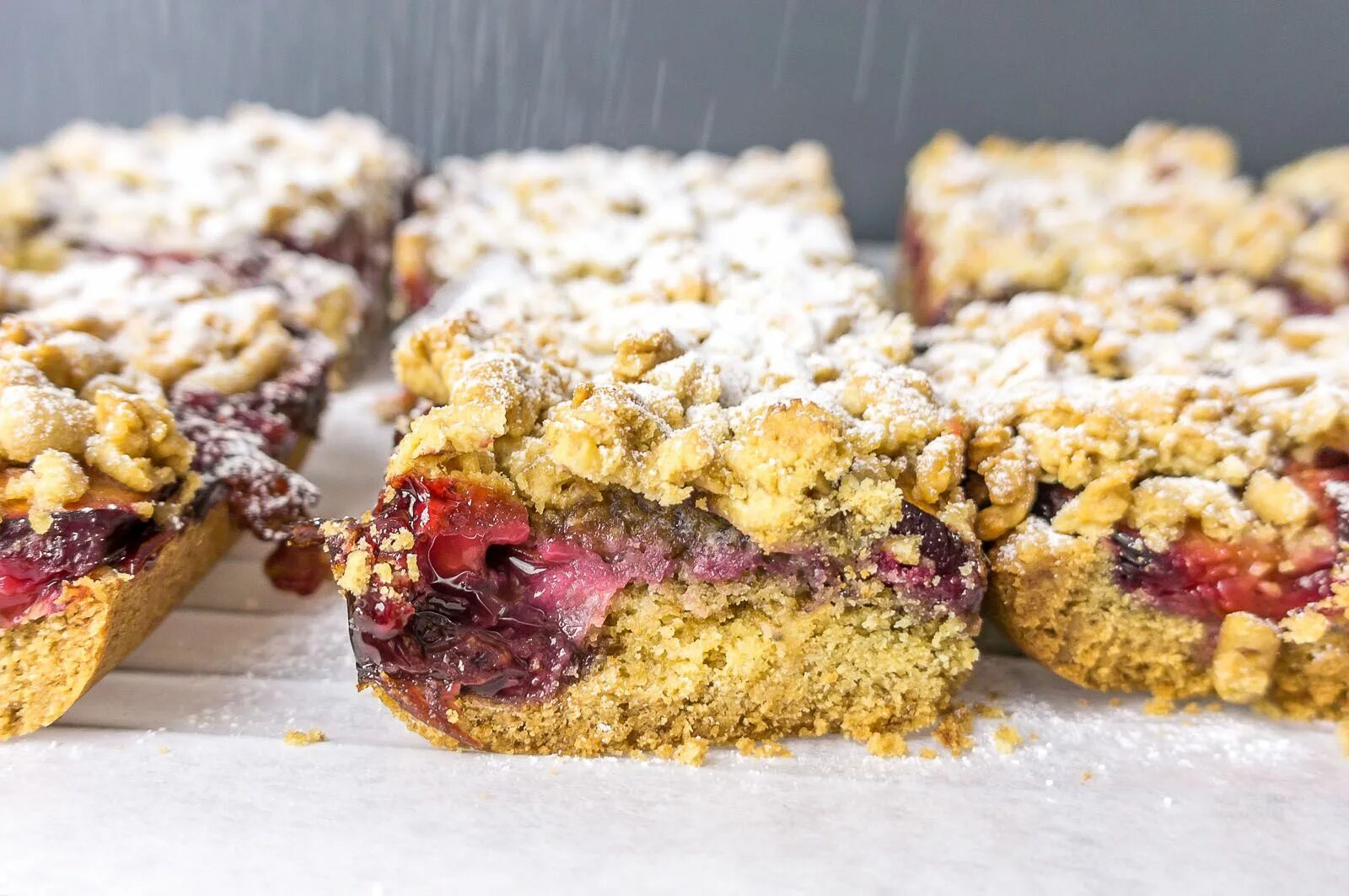 Постная сладкая выпечка. Постный пирог. Постный пирог со. Пирог со сливой на кефире на сковороде. Насыпной пирог со сливами.