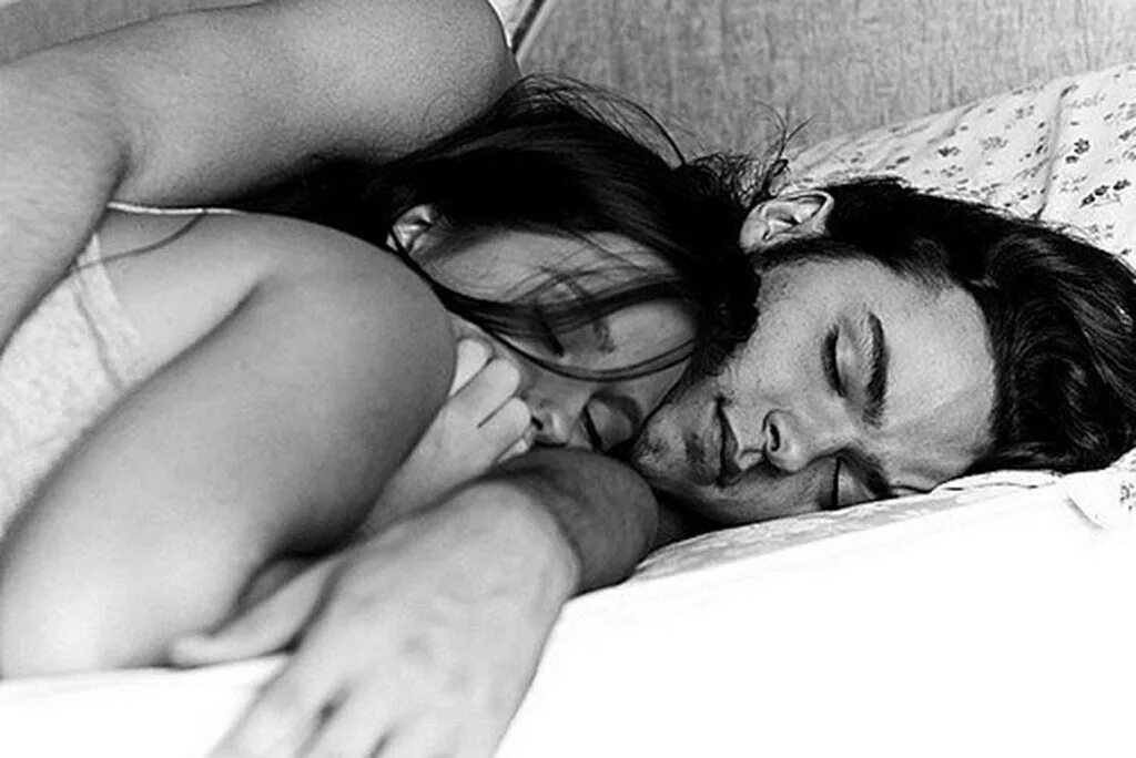 В нежных объятьях. Обнимает в постели. Спать в обнимку. Влюбленные спят.
