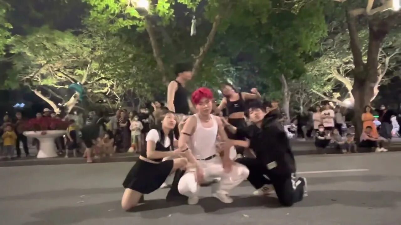 Cover dance in public. Kpop in public fearlees надпись.