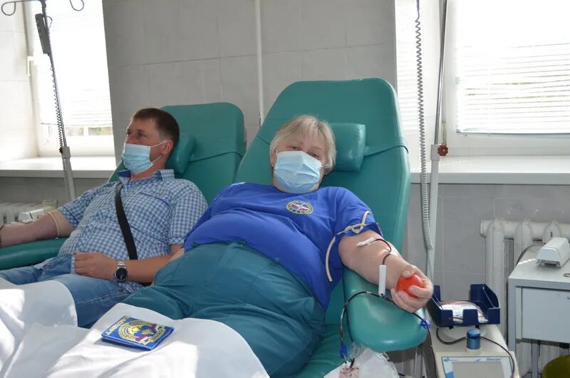 Больному переливают кровь. Донор магнитогорск. Донор магнитогорск. Национальный день донора. День донора 14 июня.