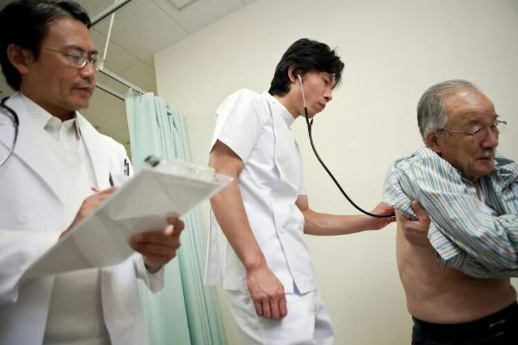 Фото японского врача который получил пермию Asian doctor stock image. Image of career, crossed, hong 46241219 Studio portr