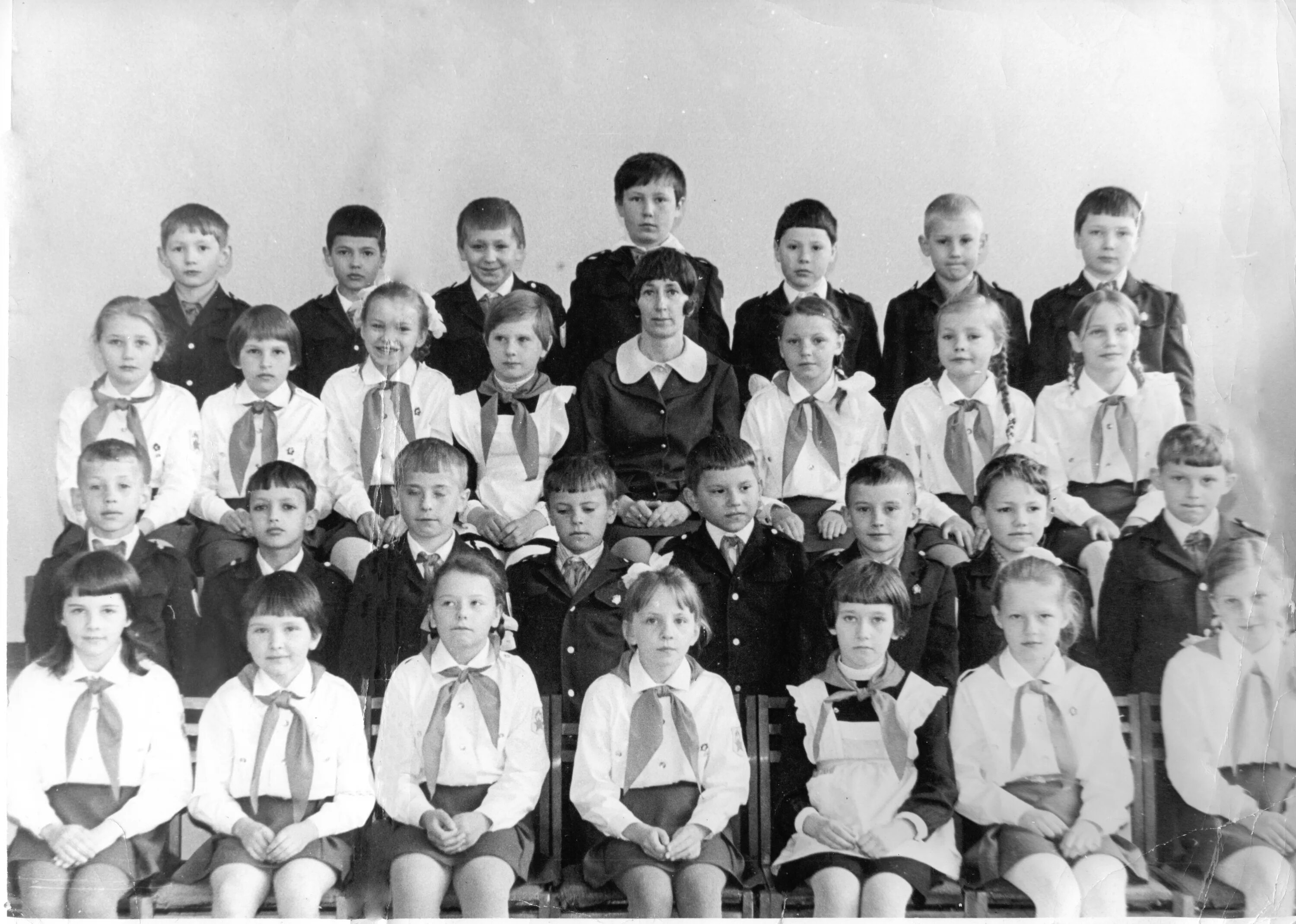 советские школьники 1 сентября. школа 1984 год. путятинская средняя школа 1984 год. выпуск 1984 года фото. школа 1985 год.