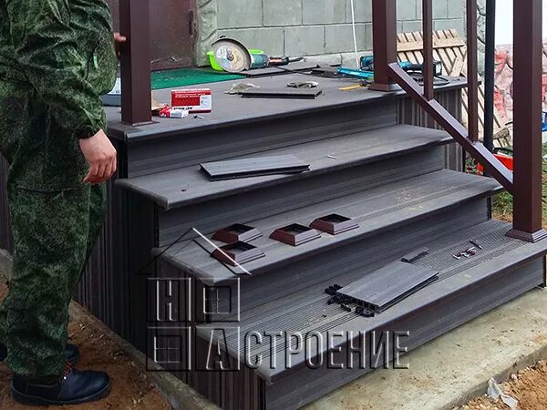 Как крепить ступень дпк. Крепление ступеней дпк. ступени для крыльца из террасной доски. крыльцо из металла и террасной доски. ступеньки для крыльца из террасной доски.