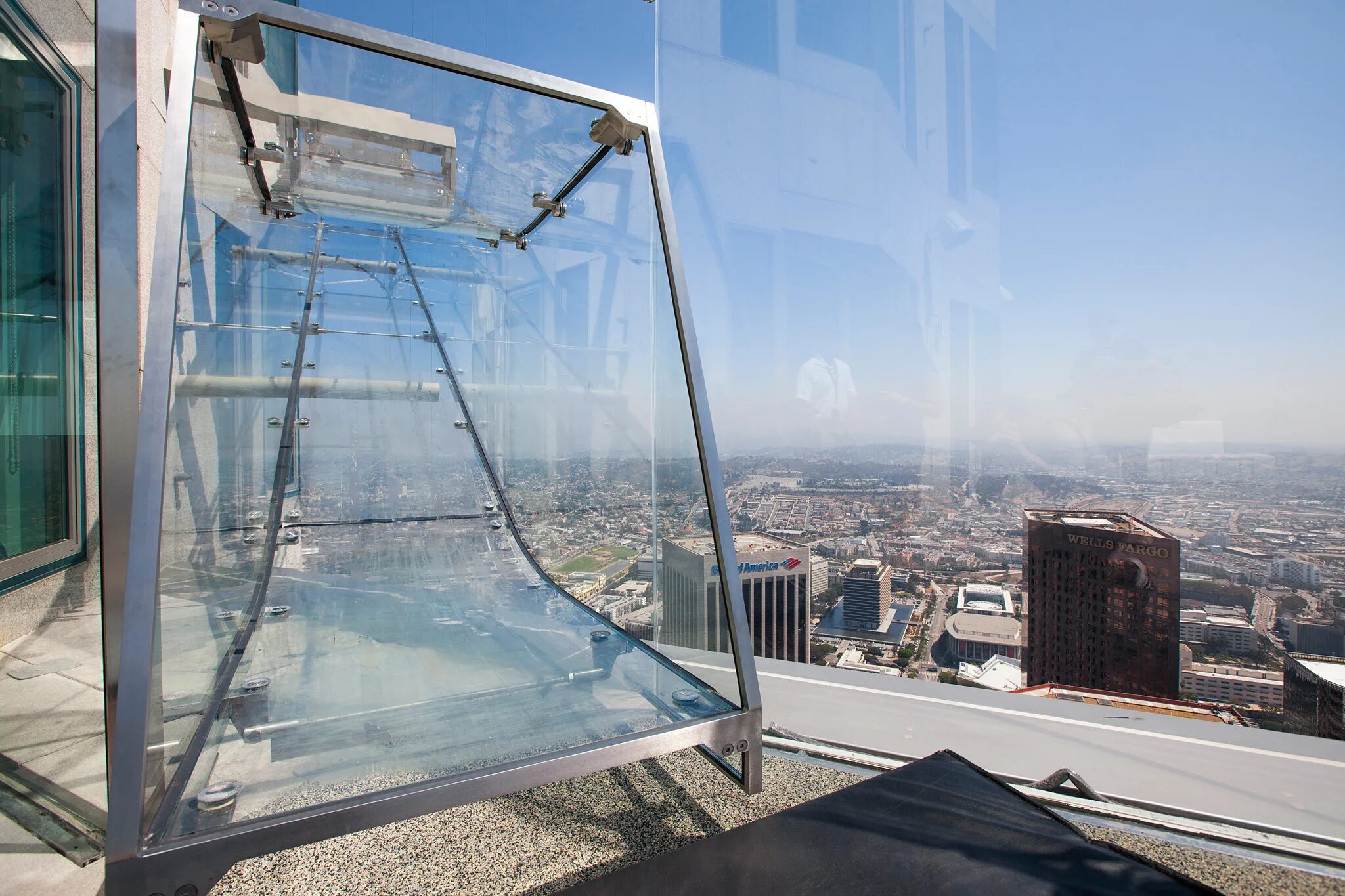 Skyslide Лос Анджелес. Стеклянная горка Skyslide, Лос-Анджелес, США. Лос Анджелес смотровая площадка OUE Skyspace la. Стеклянная горка на небоскребе Лос Анджелес. View ly