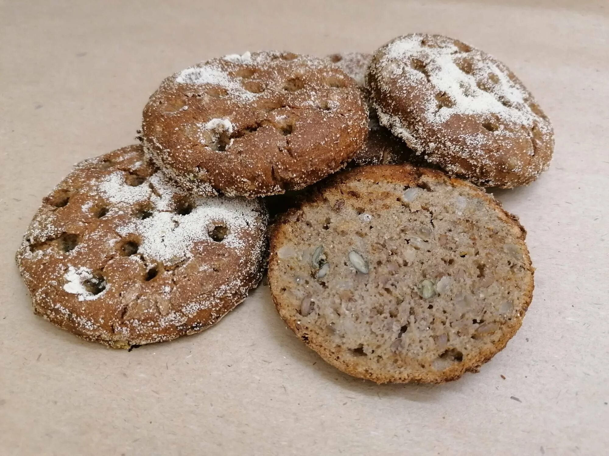 Гуща из ржаной муки. Печенье из ржаной муки. печенье из ржаной муки без сахара. самодельное печенье. финское печенье из ржаной муки.