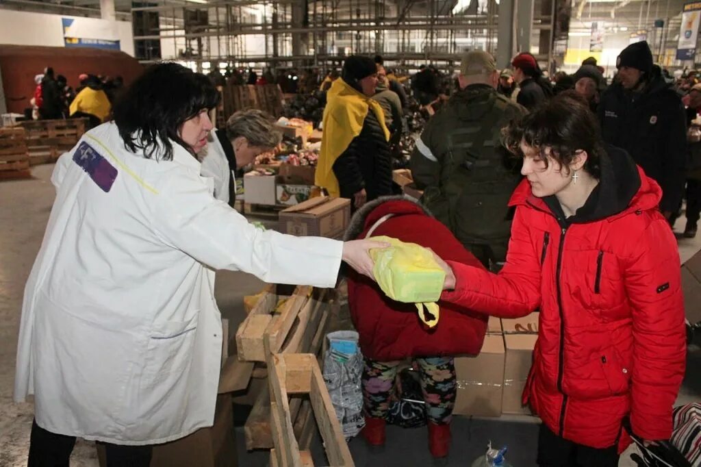 Жители собрали гуманитарную помощь. Раздача гуманитарной помощи. горловка раздача гуманитарной помощи. гуманитарная помощь детям мариуполя.