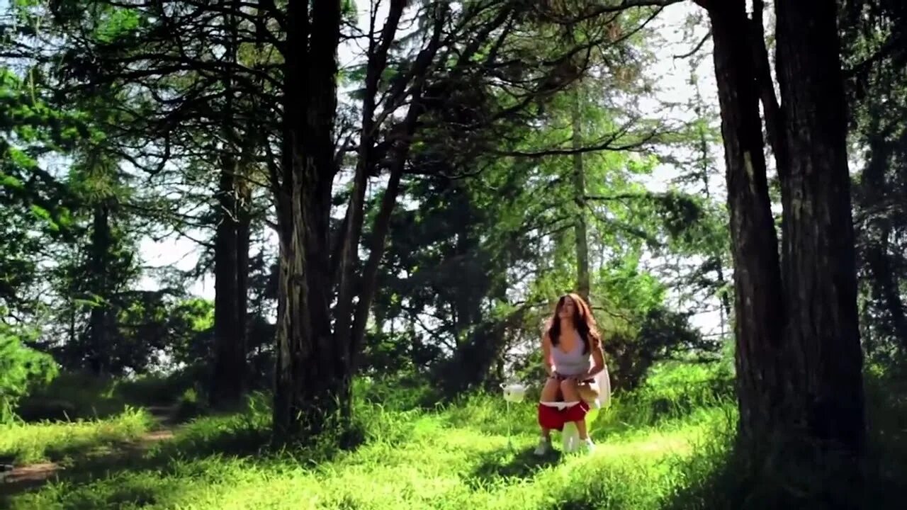 Девушка в лесу. Девочка в туалет на улице. Домик в лесу с девушкой. Девушка лежит в лесу. Девушка в лесу.