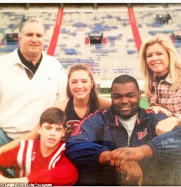 Майк видит. Michael Oher Family. Невидимая сторона Дэвид. Невидимая сторона Коллинз.