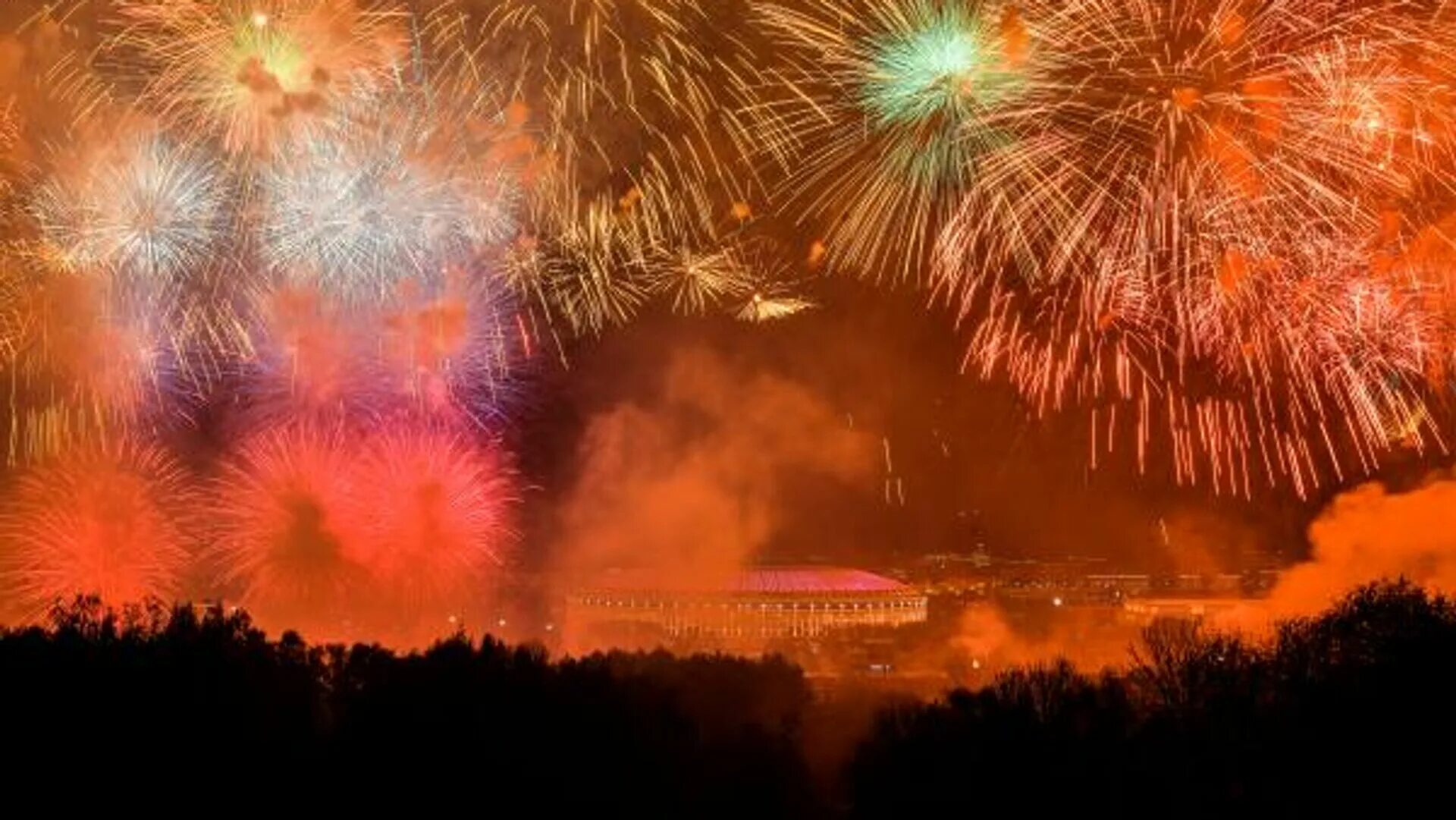 Салют победы видео. Салют 9 мая 2022 в Москве. Салют Победы. Салют в честь дня Победы в Москве. Праздничный салют день Победы в Москве.