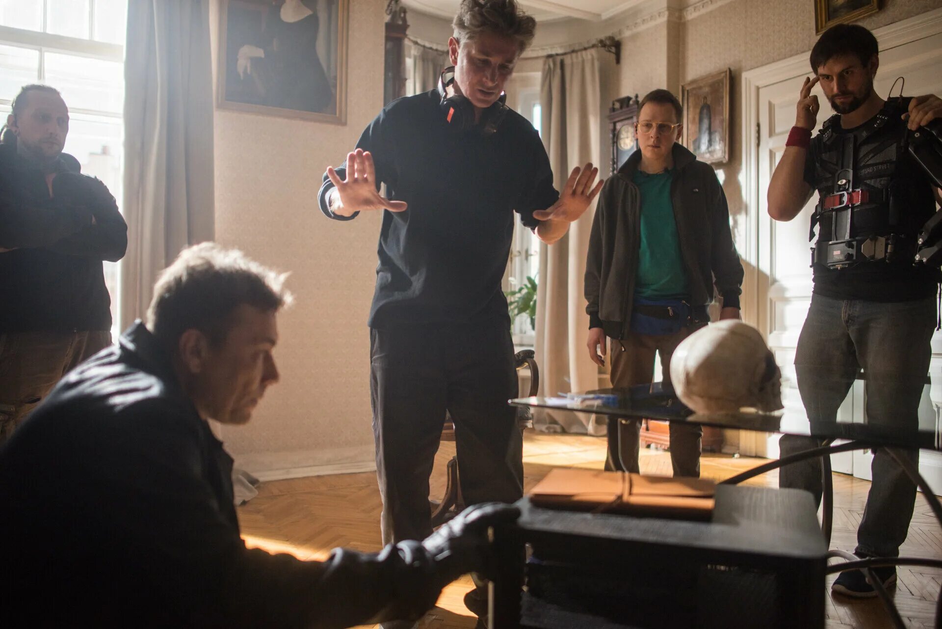 отца одержимого фанатика дразнят. отца одержимого фанатика дразнят. священник с крестом из фильма. одержимость эммы эванс фильм 2010. отца одержимого фанатика дразнят.