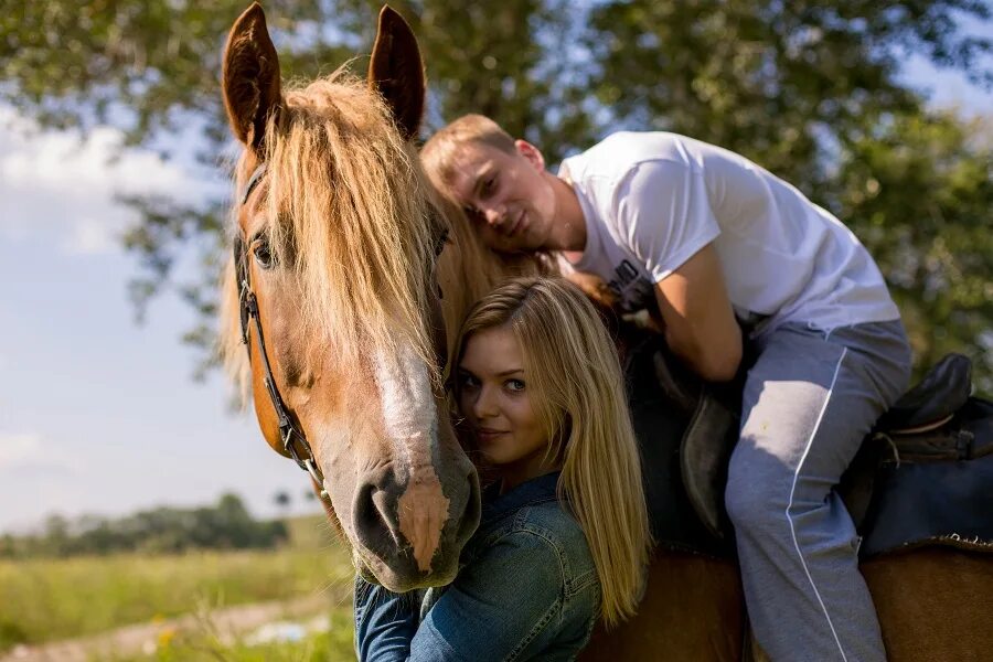 Мужчина лошадь в браке. Фотосессия с лошадьми. Человек рядом с лошадью. Парень и девушка на лошади. Парень на лошади фотосессия.