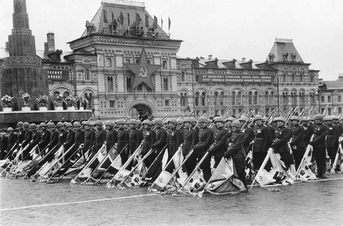 1945 год парад победы на красной. Великая Отечественная война парад Победы 1945. Парад 9 мая 1945 Москва. Возложение знамен на красной площади.